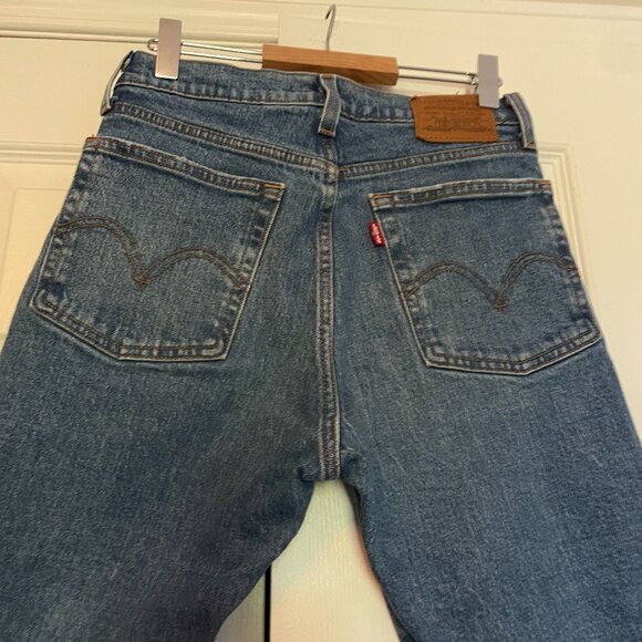 Levi's Wedgie Straight Leg Jeans – Size 25 – Medium Wash - Picture 4 of 5